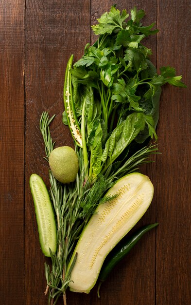 Verdure fresche su fondo in legno