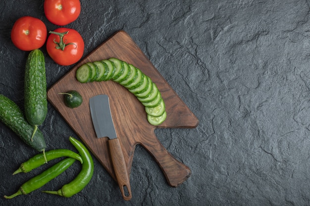 Verdure fresche su tavola di legno. Pomodoro cetriolo e peperone verde. Foto di alta qualità