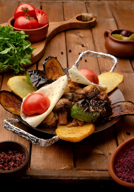 Verdure fritte condite con pomodoro e lavash