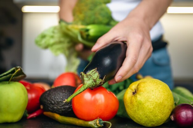 Verdure in mani femminili il concetto di preparazione del cibo in cucina