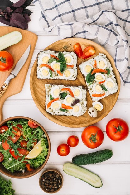 Verdure, insalata e tartine