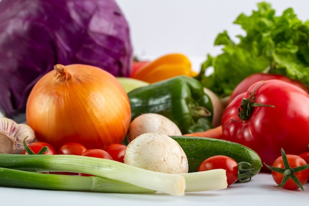 Verdure mature fresche del cavolo porpora su fondo bianco