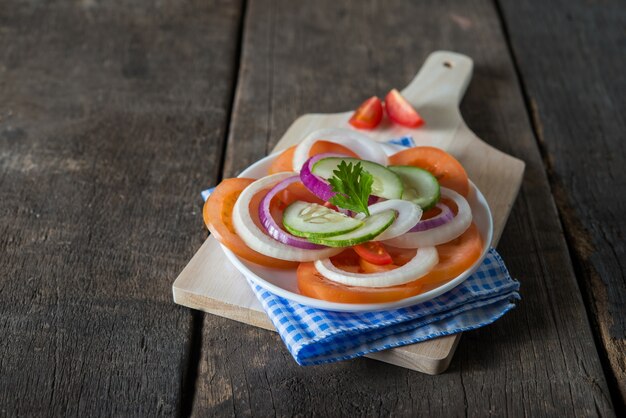 Verdure miste, carota, cetriolo, cipolla.