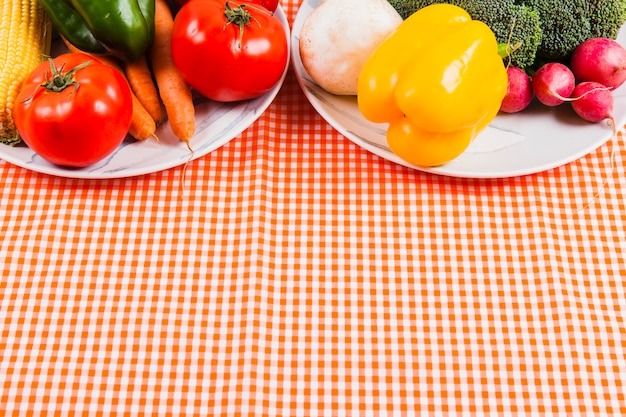 Verdure saporite su piastre e spazio sul fondo