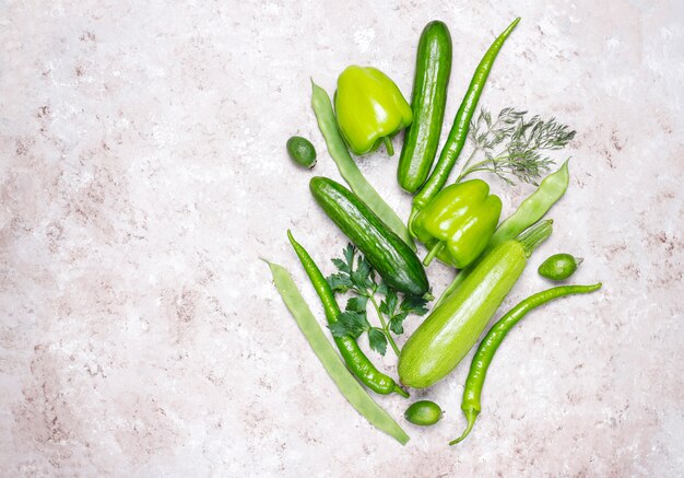 Verdure verdi fresche sulla superficie del calcestruzzo