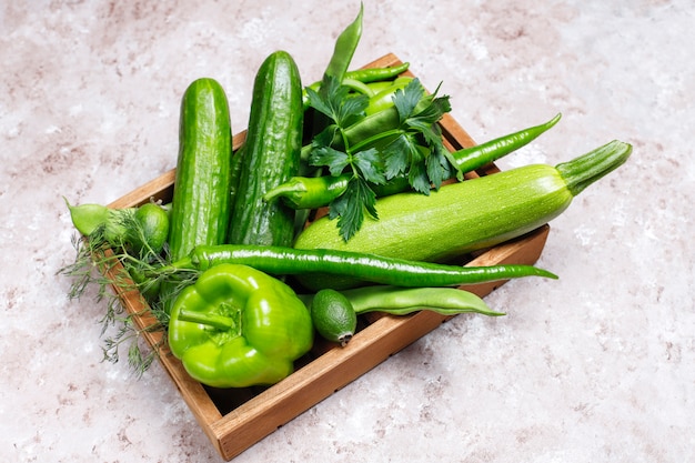 Verdure verdi fresche sulla superficie del calcestruzzo