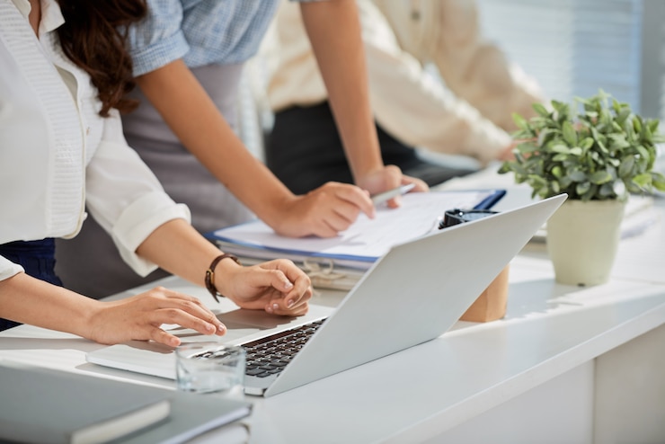 Foto gratuito verifica dei dati sul laptop