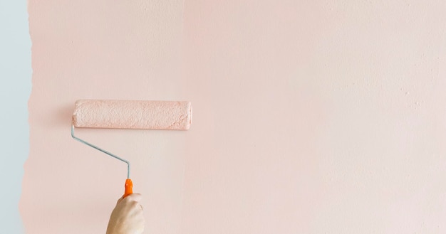 Vernice rosa pastello su un modello di banner di un sito Web a parete