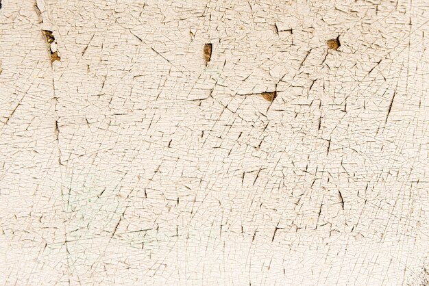 Vernice scrostata su un vecchio pavimento di legno