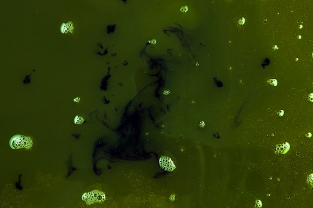 Vernice verde rigida con sfumature nere e piccoli blob