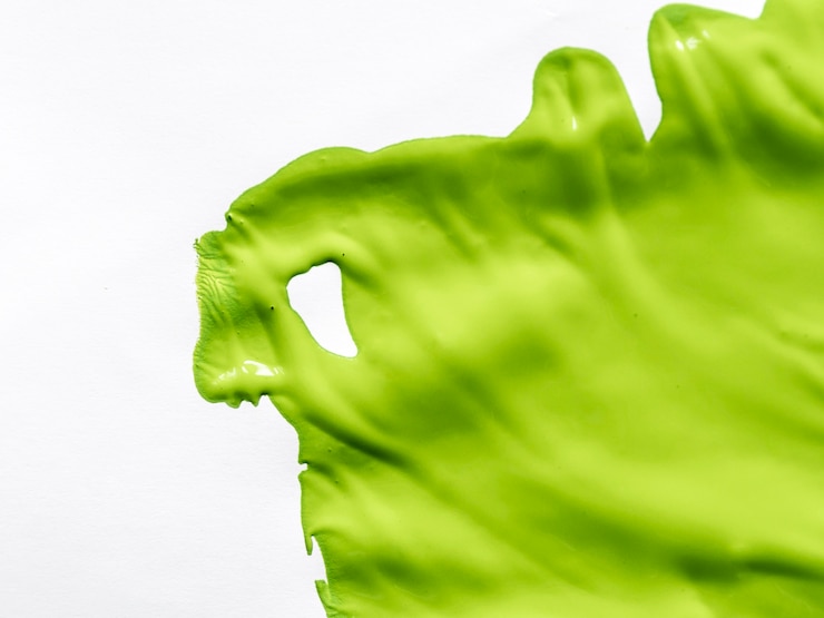 Foto gratuito vernice verde su sfondo bianco