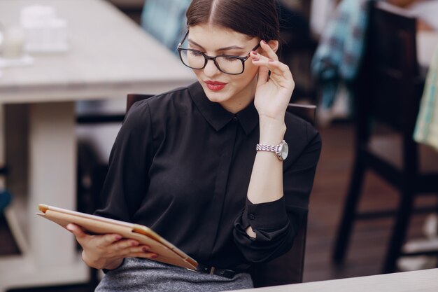 vero e proprio ristorante modello femminile pausa