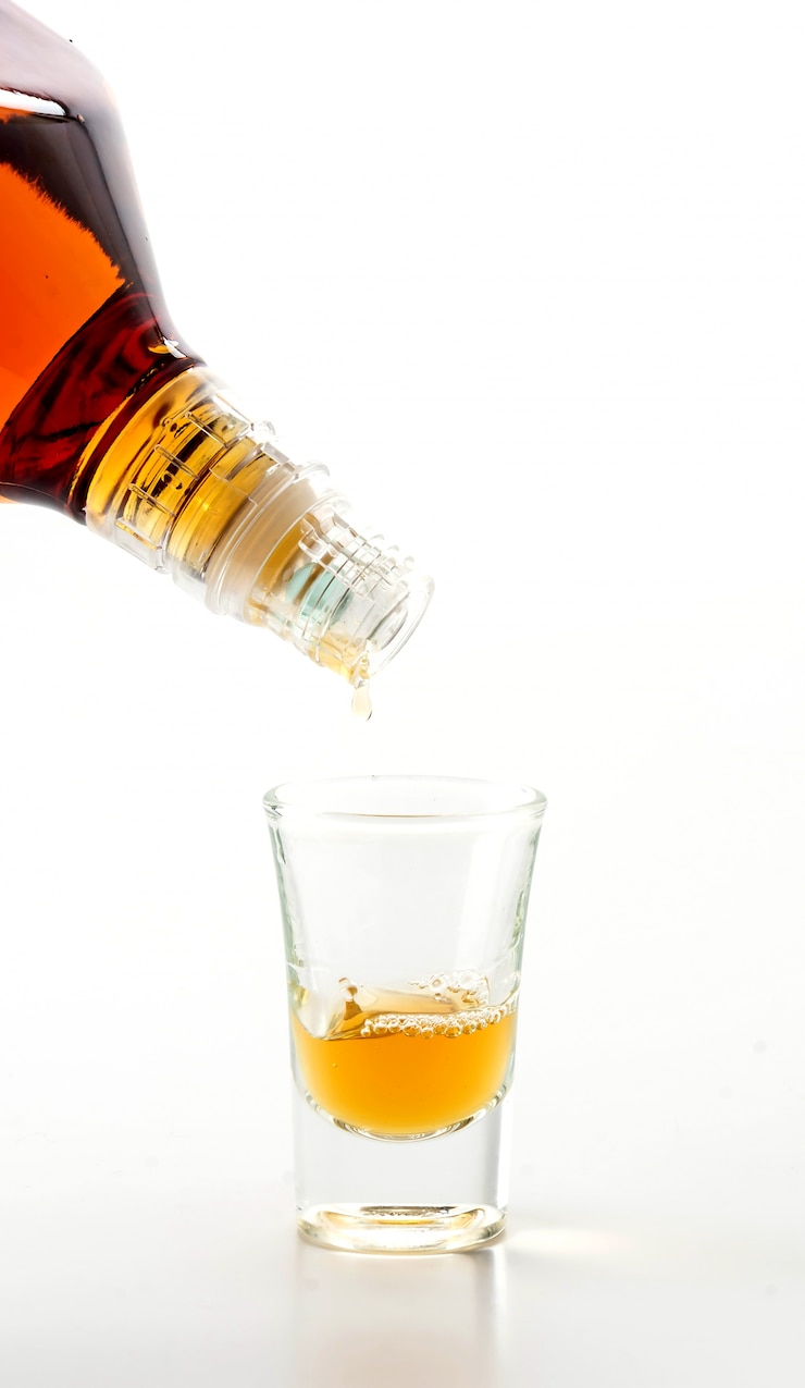 Foto gratuito versando wisky
