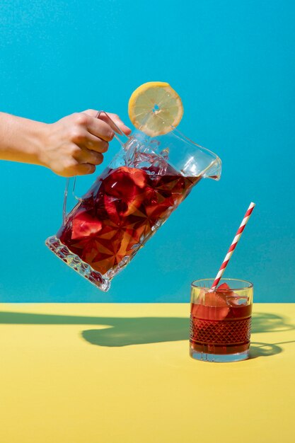 Versare a mano deliziosa sangria