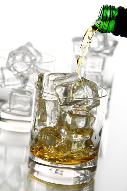Versare il whisky nel bicchiere