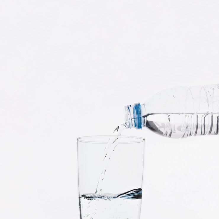 Foto gratuito versare l&#39;acqua nel bicchiere