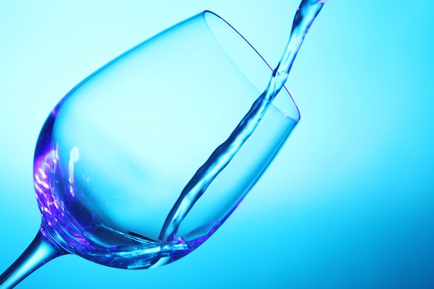 Versare liquido nel bicchiere