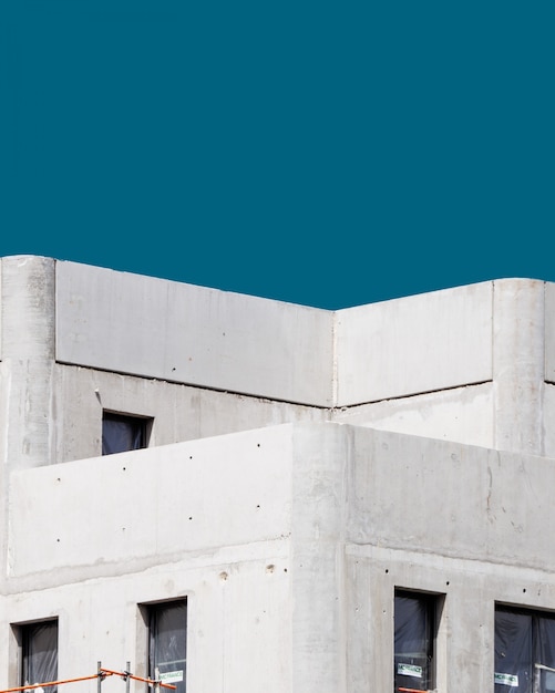 Verticale di un edificio di cemento bianco sotto il cielo blu