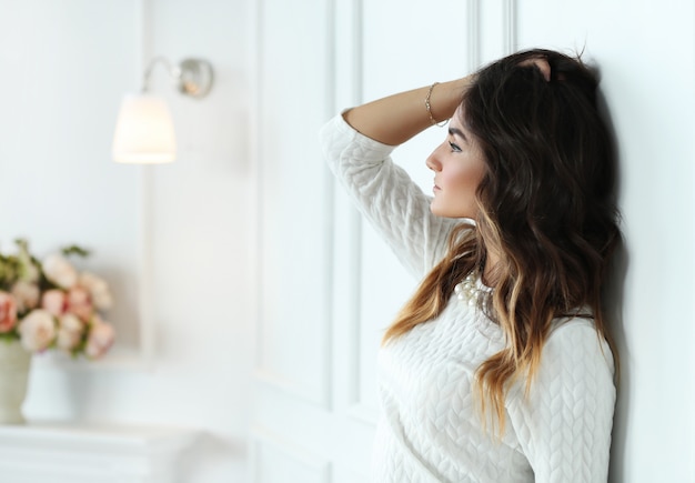 Vestito bianco da portare dalla bella donna nella stanza bianca