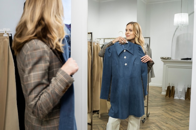 Vestito da donna con tiro medio