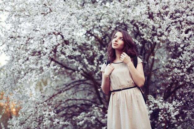 vestito Pensieroso ragazza che indossa con l&#39;albero di sfondo