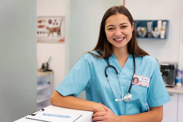 Veterinario smiley a tiro medio