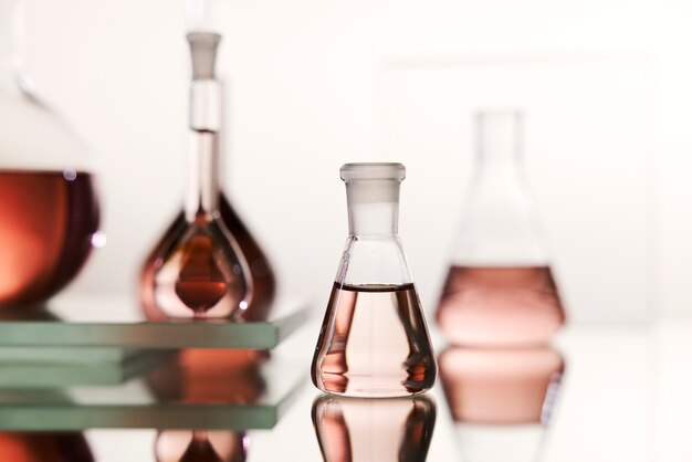 Vetreria da laboratorio con assortimento di liquidi rosa