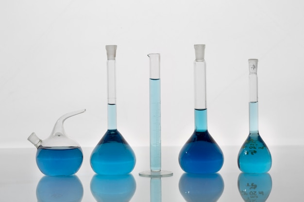 Vetreria da laboratorio contenente assortimento di liquidi blu