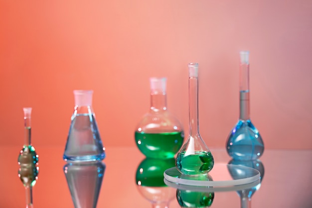 Vetreria per laboratorio con assortimento di liquidi colorati