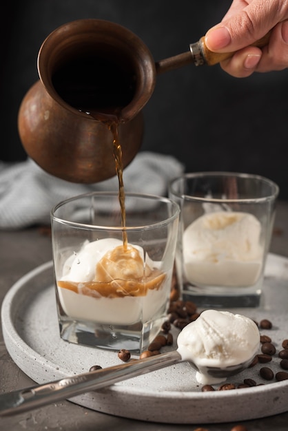 Vetri del primo piano con gelato e caffè