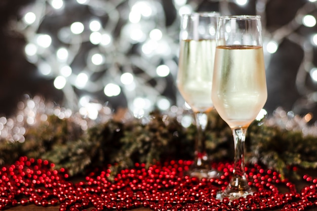 Vetri di Champagne con le luci di natale nei precedenti