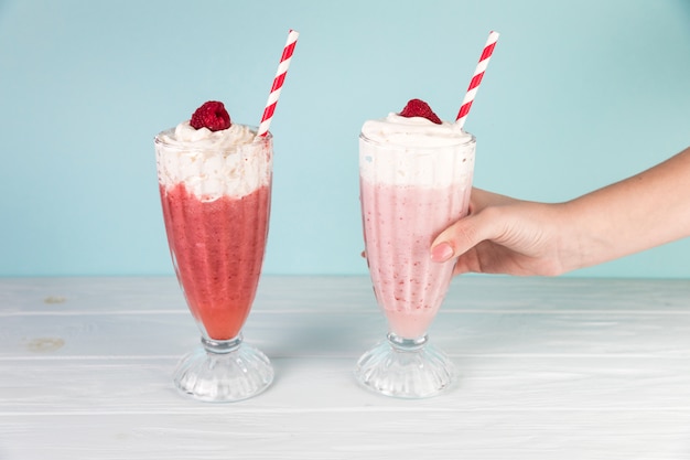 Vetri di frappè del lampone con fondo blu