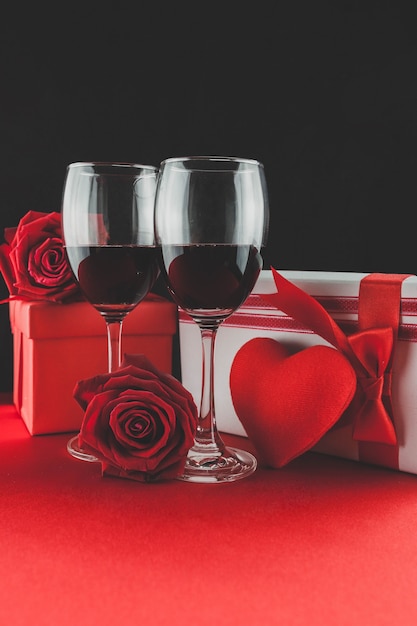 Vetri di vino con doni e un cuore