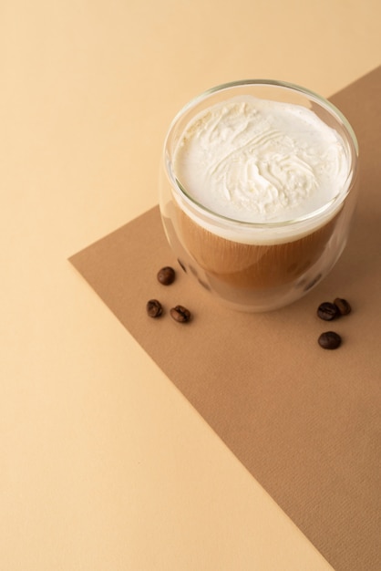 Vetro con panna montata e caffè