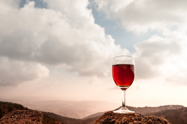 Vetro di vino rosso e bellissimo paesaggio autunnale