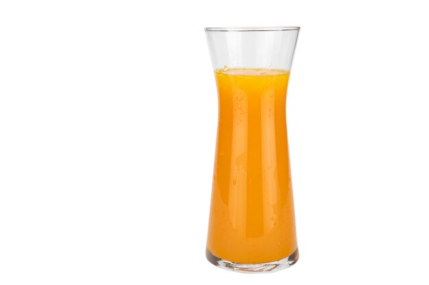 Vetro fresco della bevanda di frutta del succo d'arancia sopra bianco