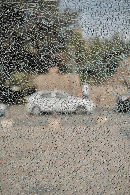 Vetro rotto sfondo di vetro rotto idea di vita spezzata e relitto sullo sfondo della vita cittadina Cornice verticale