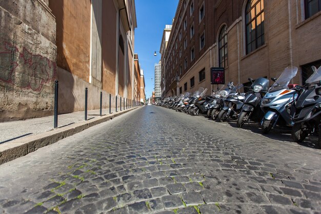 Via con le auto parcheggiate