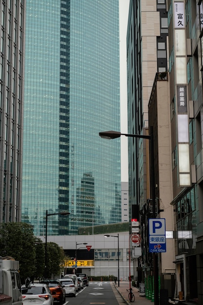 Via del Giappone con automobili e grattacielo