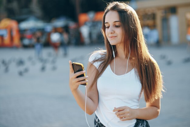 via pantaloni a vita bassa in posa all&#39;aperto abbastanza