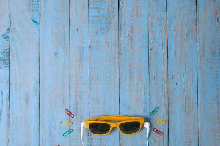 Foto gratuito viaggi, accessori estivi su legno blu