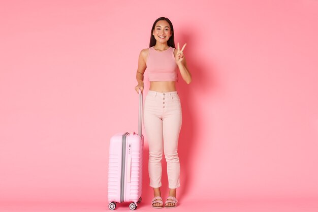 Viaggi, vacanze e concetto di vacanza. Ragazza asiatica carina pronta per esplorare nuovi paesi