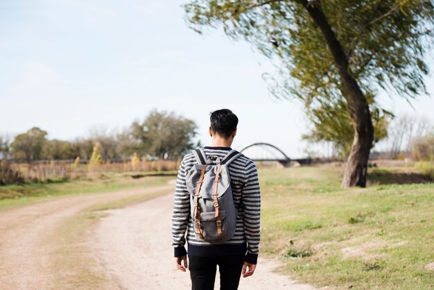 Viaggiare giovane sulla strada