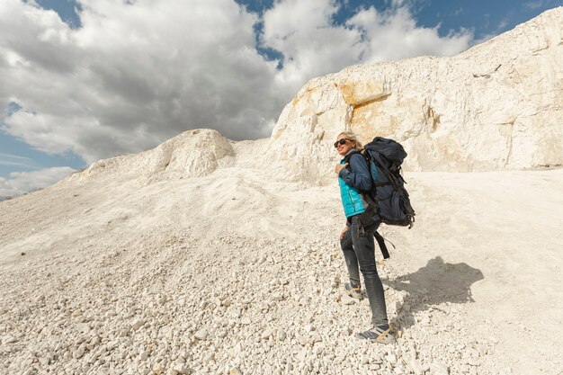 Viaggiatore adulto della foto a figura intera all'aperto