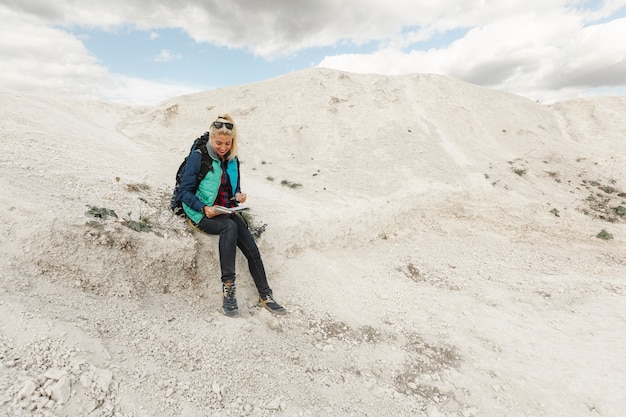 Viaggiatore adulto della foto a figura intera su una collina