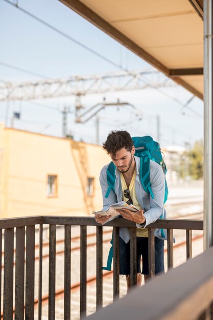 Viaggiatore appoggiato al recinto