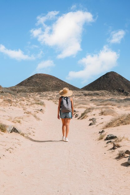 Viaggiatore che cammina lungo la strada di montagna