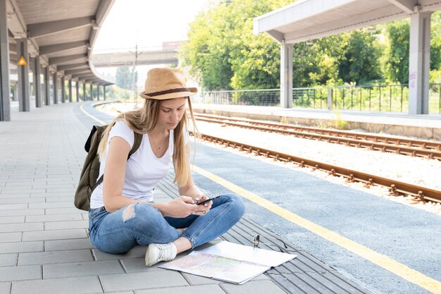 Viaggiatore che controlla il suo telefono per informazioni