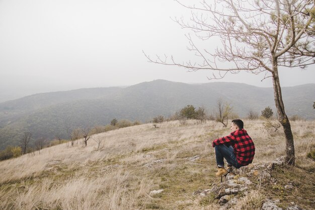 Viaggiatore che riposa all&#39;aperto