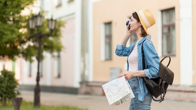 Viaggiatore con cappello scattare foto il venerdì